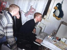 Tux h�ngt in der Ecke, weil zwei BSD-Teufel von Alex und Olli besitz ergriffen haben