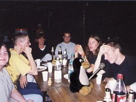 Tux h�lt CK ein Mikrofon vor die Nase