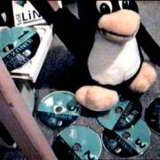 Tux legt Suse CDs ein