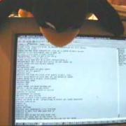 Tux h�ngt �ber dem Monitor